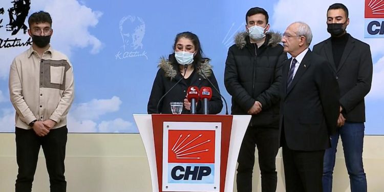KPSS mülakatlarını kaldırma sözü veren Kılıçdaroğlu, mağdur adaylar ile görüştü