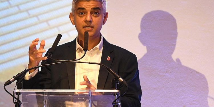 Londra’da artan Omicron vakaları üzerine ‘büyük tehlike’ hali ilan edildi