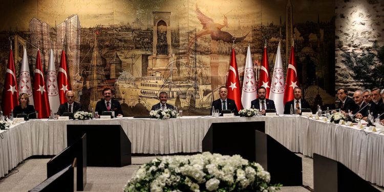 Hazine ve Maliye Bakanı Nebati iş dünyası ile buluştu, toplantı 7 saat sürdü