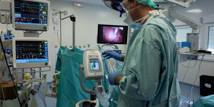 Avusturya’da hastasının yanlış bacağını kesen doktora para cezası