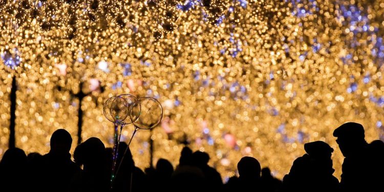 Avrupa’da yılbaşı kutlamaları: Kurşun dökmek, üzüm yemek, sandalyeden atlamak