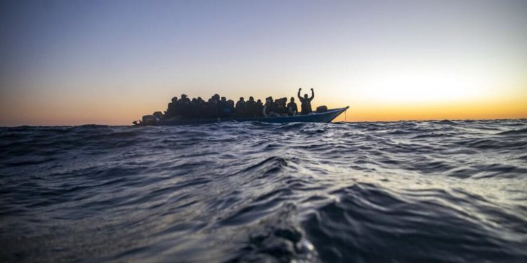 Yunanistan açıklarında göçmen yüklü tekne battı: 1 kişi öldü, 12 kişi kurtarıldı