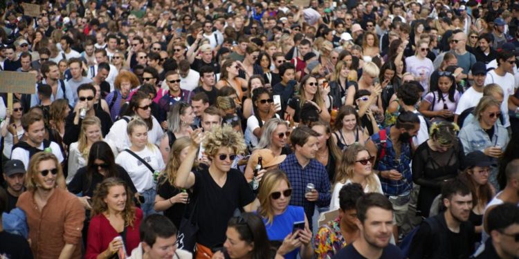 Avrupa’da Covid-19 dalgası: Hollanda’da ameliyatlar ertelendi, Almanya ve Avusturya’da yeni önlemler