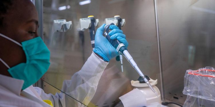 Güney Afrikalı tıp uzmanları, Omicron varyantının Delta’dan daha hafif olduğu görüşünde