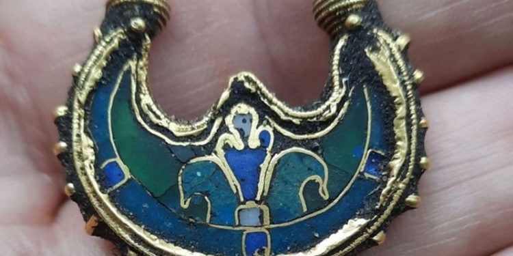 11’inci yüzyıldan kalma ‘Hayat Ağacı’ sembollü altın küpe bulundu