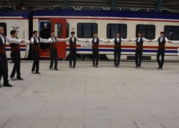 2 yıl aradan sorna Turistik Doğu Ekspresi Sivas'ta halaylarla karşılandı