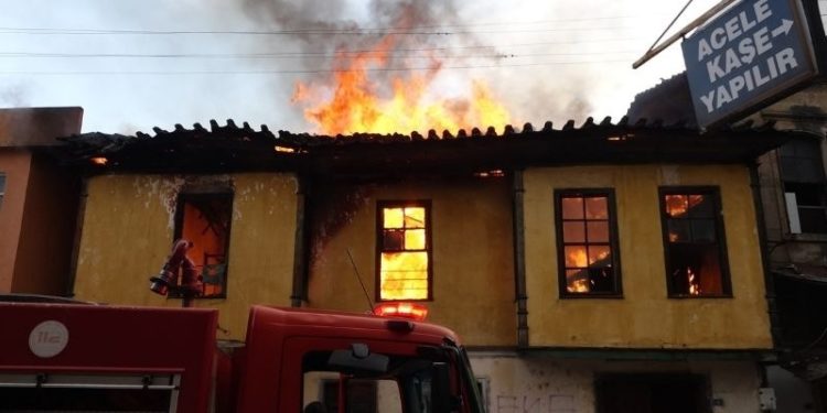 250 yıllık bina yandı, pencereden atlayarak kurtuldu