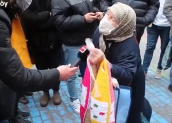 80 yaşında sokakta lif satan kadın ‘hükümetin değişmesi lazım’ dedi ve ekledi: ‘Hapse mi atacaklar, atsınlar’