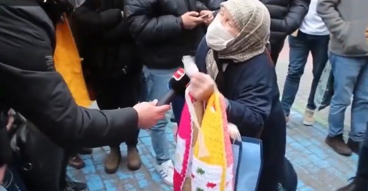 80 yaşında sokakta lif satan kadın ‘hükümetin değişmesi lazım’ dedi ve ekledi: ‘Hapse mi atacaklar, atsınlar’