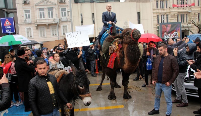 Aşı karşıtlarından deve ve eşekli protesto