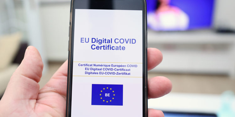 AB içerisindeki seyahatlerde aşı sertifikalarına 9 aylık geçerlilik süresi getirildi