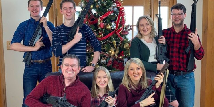 ABD'de Kongre üyesi, ailesiyle silahlı Noel pozu verdi