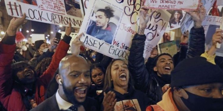 ABD'de polise cinayet davası: Siyah genç suçsuz yere öldürüldü