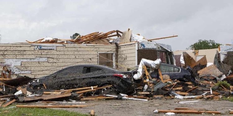 ABD'deki kasırgada en az 50 kişi hayatını kaybetti: Amazon deposunda 100 işçi mahsur