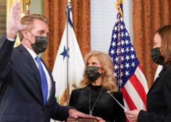 ABD'nin yeni Ankara Büyükelçisi Flake, Kamala Harris'in huzurunda yemin etti