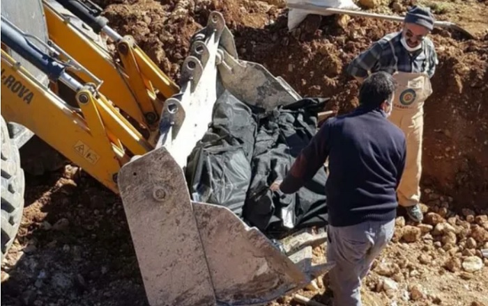 AKP’li belediye cenazeleri çöp torbasına koyup kepçeyle taşıdı