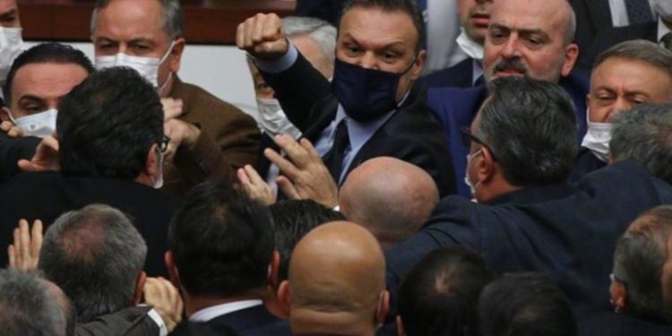 AKP'li Alpay Özalan, CHP'li vekillere saldırdı