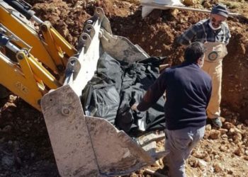 AKP'li belediye kepçeyle mezar taşıdı