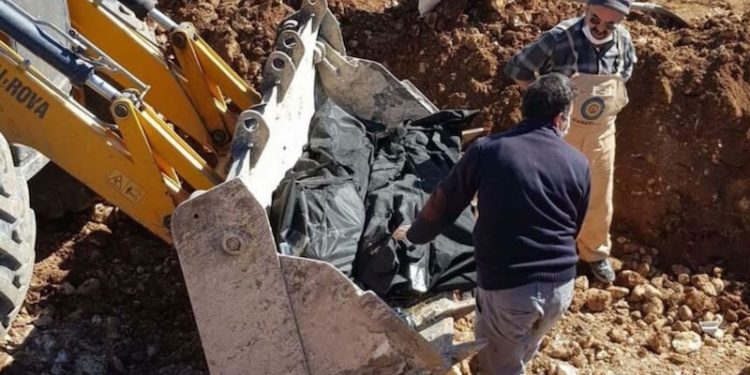 AKP'li belediye kepçeyle mezar taşıdı