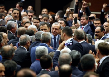 AKP'li isimler: Türkiye, adalet alanındaki eksiklerini beklentiler çerçevesinde yerine getirmeli; bu, güven tesis ederek sermayeyi cezbeder