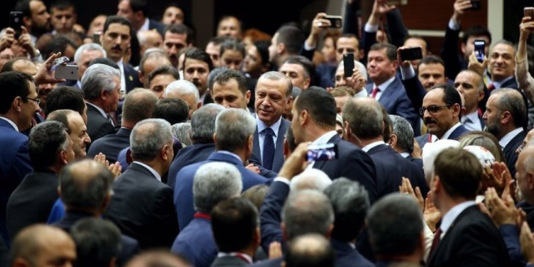 AKP'li isimler: Türkiye, adalet alanındaki eksiklerini beklentiler çerçevesinde yerine getirmeli; bu, güven tesis ederek sermayeyi cezbeder