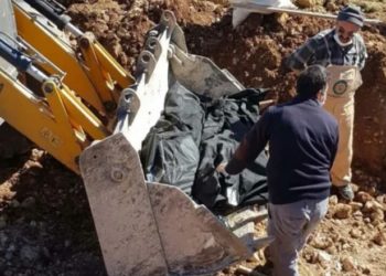 AKP’li belediye cenazeleri çöp torbasına koyup kepçeyle taşıdı