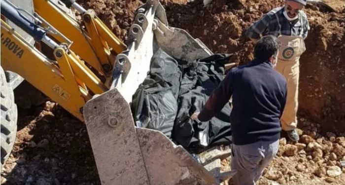 AKP’li belediye cenazeleri çöp torbasına koyup kepçeyle taşıdı