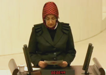 AKP’li vekilden ekonomiyi eleştirenlere yanıt: Ezanları susturamayacaksınız, bayrağı indiremeyeceksiniz