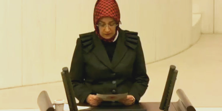 AKP’li vekilden ekonomiyi eleştirenlere yanıt: Ezanları susturamayacaksınız, bayrağı indiremeyeceksiniz