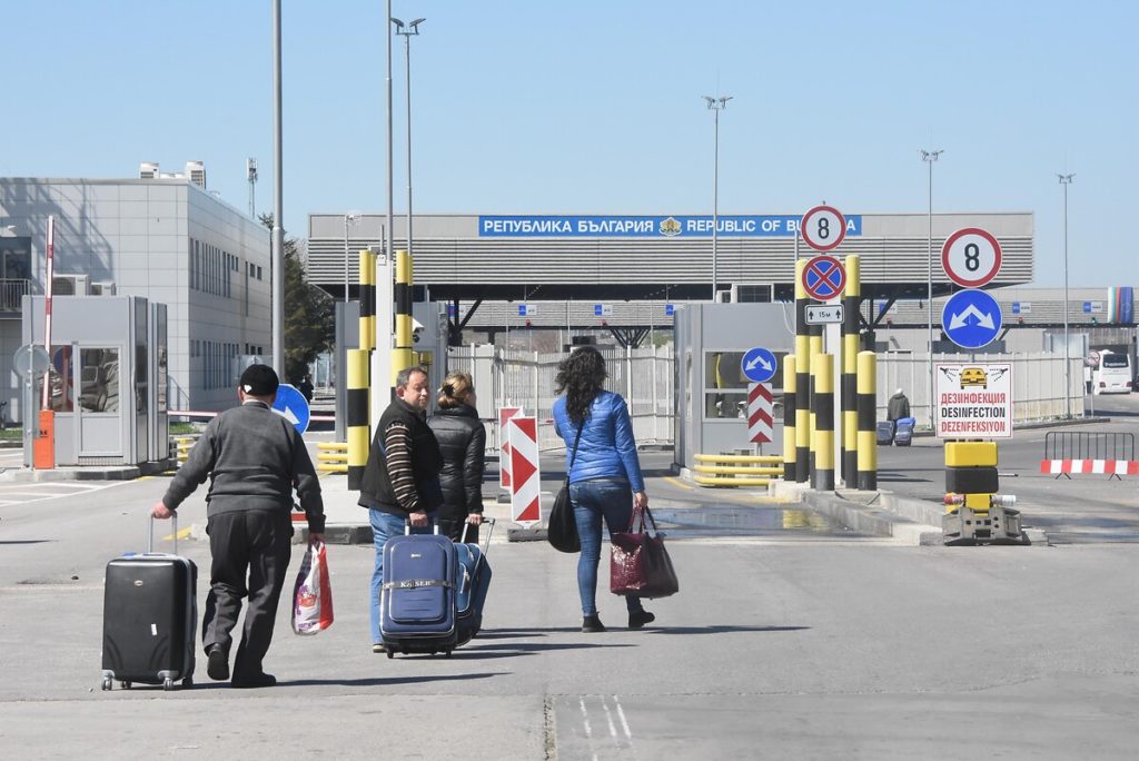 AP: Türkler ucuz ekmek kuyruğundayken Bulgar ve Yunanlılar alışveriş için Edirne’ye akın ediyor