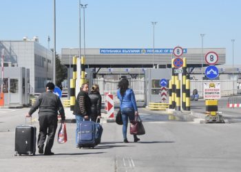 AP: Türkler ucuz ekmek kuyruğundayken Bulgar ve Yunanlılar alışveriş için Edirne’ye akın ediyor