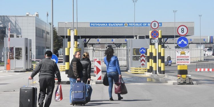 AP: Türkler ucuz ekmek kuyruğundayken Bulgar ve Yunanlılar alışveriş için Edirne’ye akın ediyor