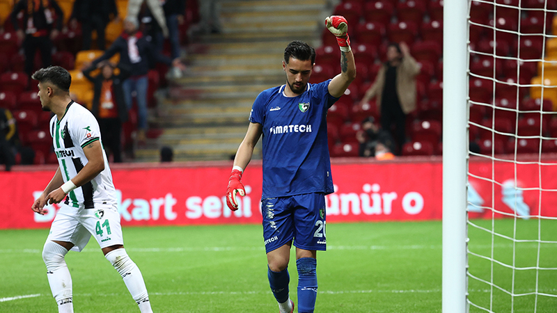 Abdulkadir Sünger, Galatasaray'a geçit vermedi: 18 kurtarış, 1 penaltı golü, 1 penaltı kurtarışı