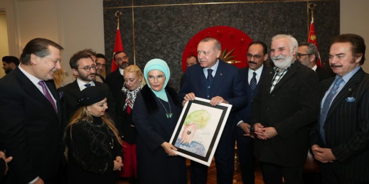 Ahmet Özhan: ‘Gerekirse yarım ekmek yeriz, cumhurbaşkanımız dolara da ‘one minute’ dedi’