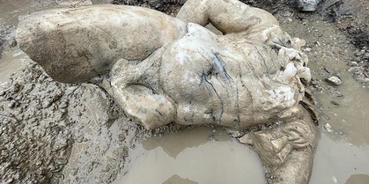 Aizanoi Antik Kenti kazısında 'Herkül'ün mermer heykeli bulundu