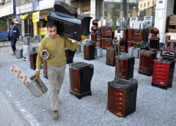 Alman TAZ gazetesi: Doğal gaza para yetiştiremeyen Türkler sobalarını çıkarmaya başladı