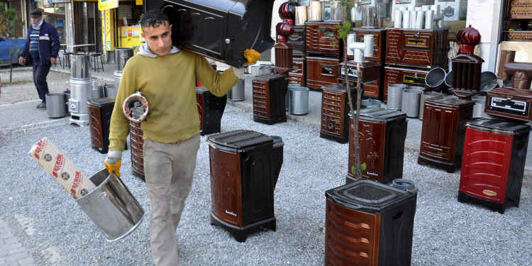 Alman TAZ gazetesi: Doğal gaza para yetiştiremeyen Türkler sobalarını çıkarmaya başladı