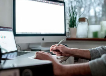 Alman mahkemesi yataktan bilgisayara giderken yaralanmak iş kazasıdır dedi