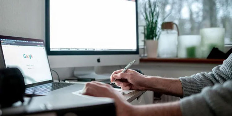 Alman mahkemesi yataktan bilgisayara giderken yaralanmak iş kazasıdır dedi