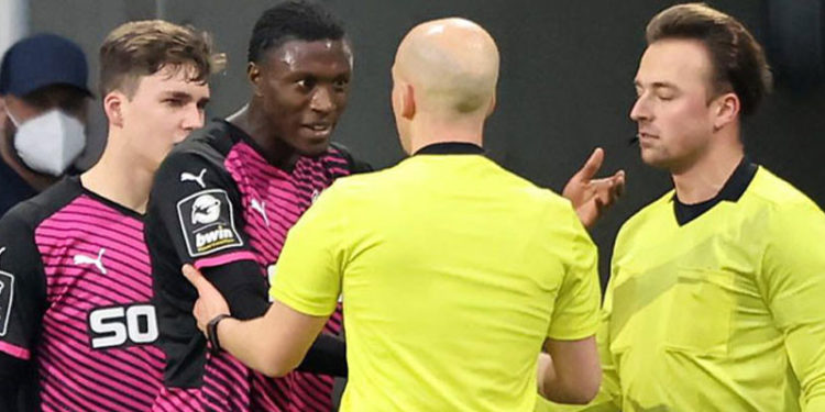 Almanya 3. Lig maçı, ırkçı tezahüratlar nedeniyle tatil edildi