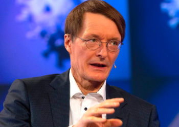 Almanya Sağlık Bakanı'ndan "Omicron" uyarısı: Büyük bir sınama olacağını varsaymamız lazım