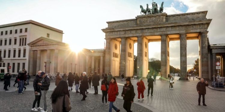 Almanya, İngiltere'ye seyahat yasağı getirdi