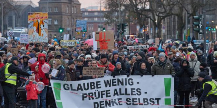 Almanya'da aşı karşıtlarının eyleminde arbede çıktı