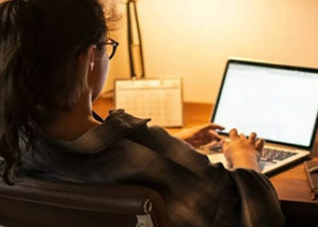 Almanya'da mahkeme: Evden çalışanların yataktan bilgisayar başına giderken yaralanması iş kazası