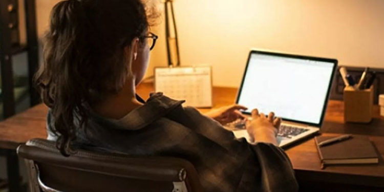 Almanya'da mahkeme: Evden çalışanların yataktan bilgisayar başına giderken yaralanması iş kazası