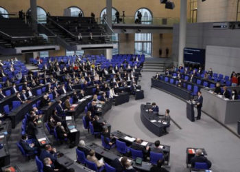 Almanya'da sağlık çalışanları için aşı zorunlu olacak