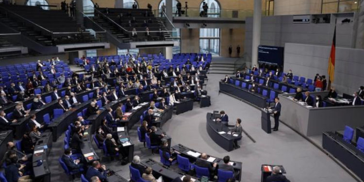 Almanya'da sağlık çalışanları için aşı zorunlu olacak