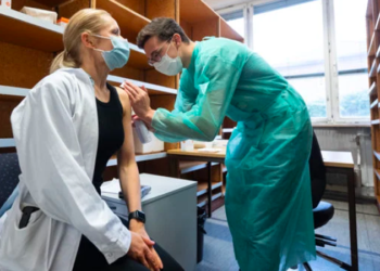 Almanya'da sağlık çalışanlarına Covid-19 aşısı zorunluluğu getiriliyor