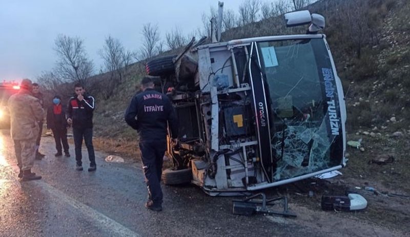 Amasya’da tur midibüsü devrildi: 27 yaralı