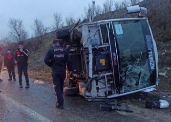 Amasya’da tur midibüsü devrildi: 27 yaralı